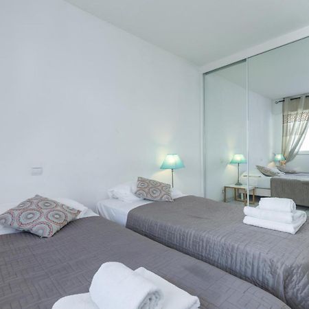 Bright Two Bedroomed Apartment On The Beach In Cannes With Huge Terrace With Fabulous Sea Views - 2001 Extérieur photo